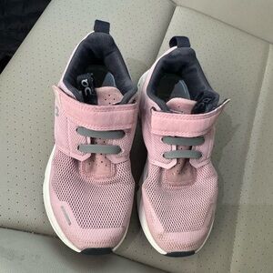 GUC girls on cloud tennis shoes